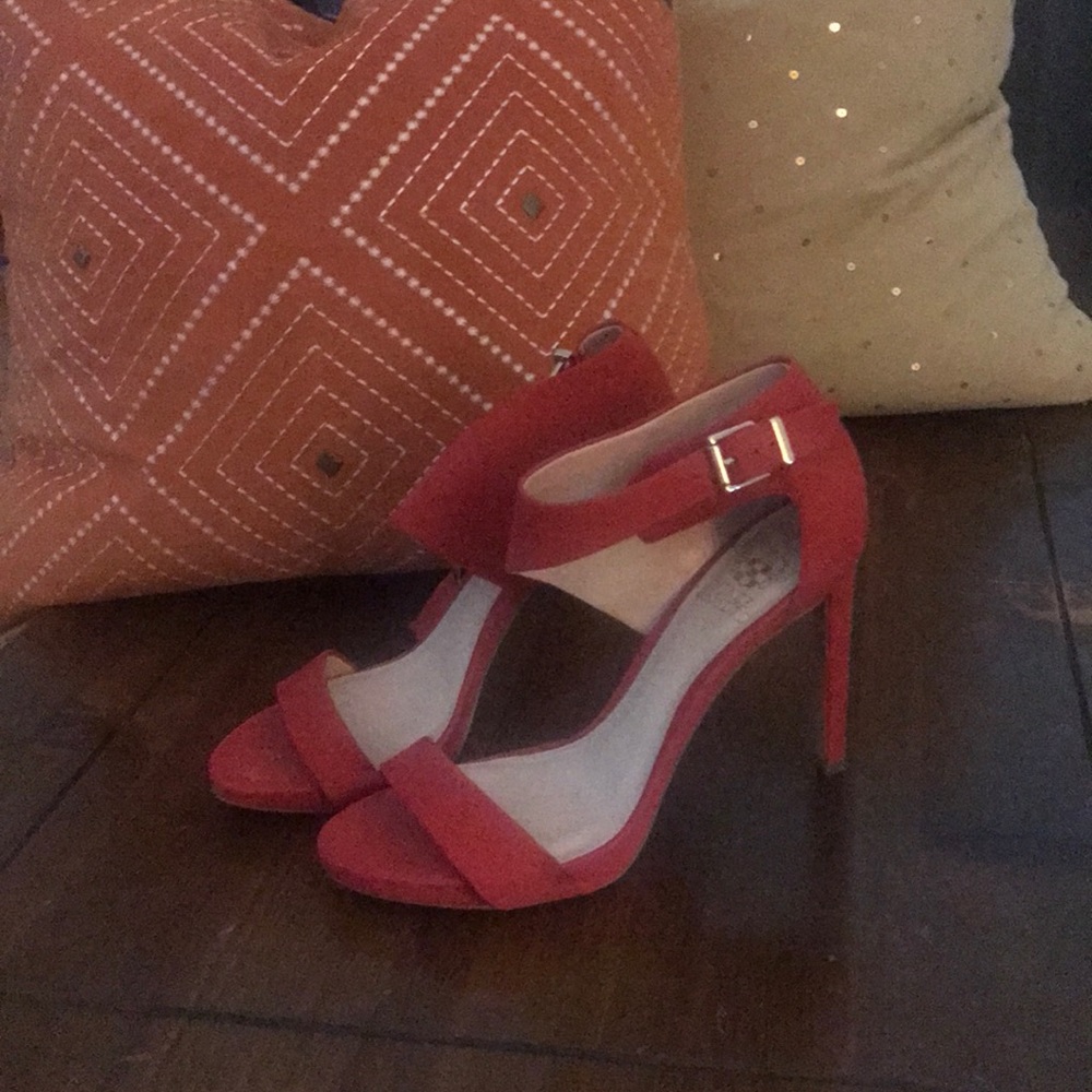 Classy coral red heels with embossing on leather.